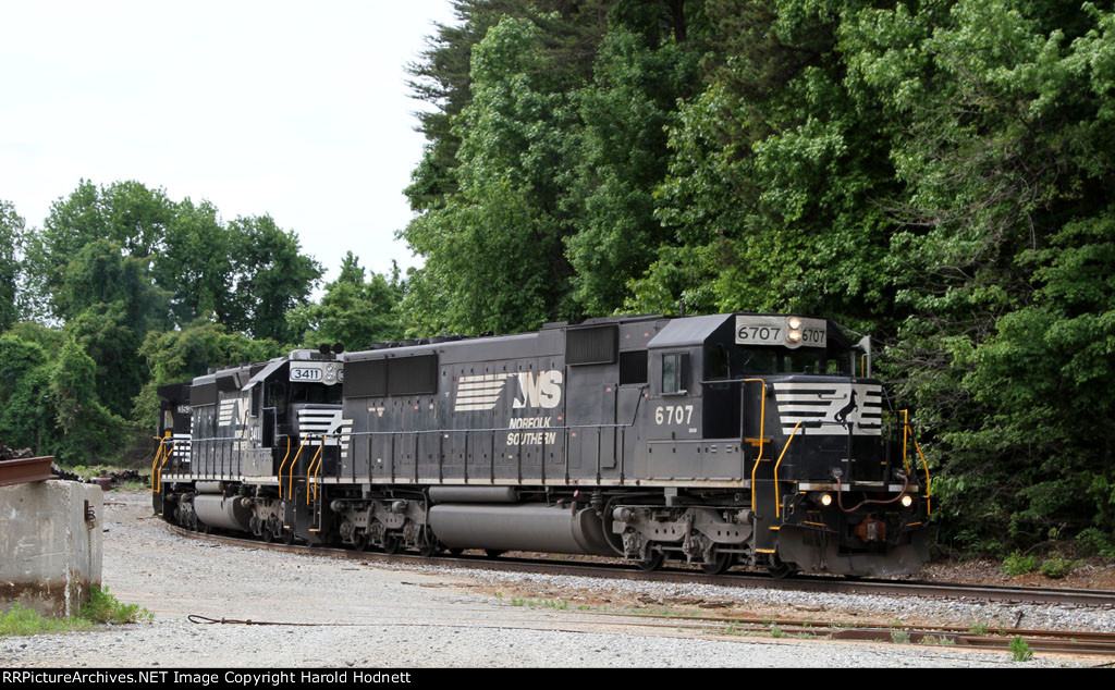 NS 6707 leads train P1W onto the "K" line